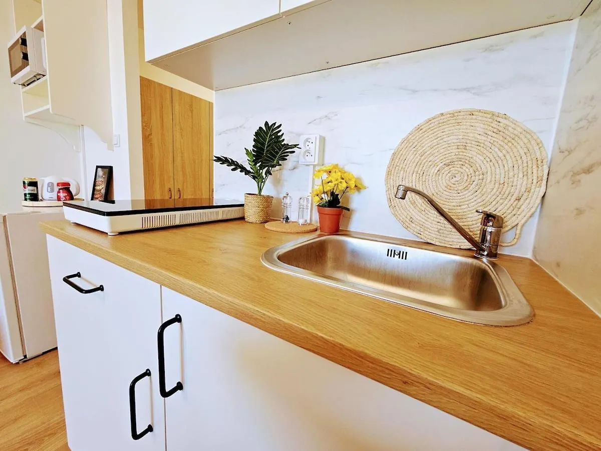 Live-Inn Prague Cozy Suite For 1-4 Guests, 20 Mins To Center, Lift, Gym, Reception, Parking, Roof Terrace, Game & Party