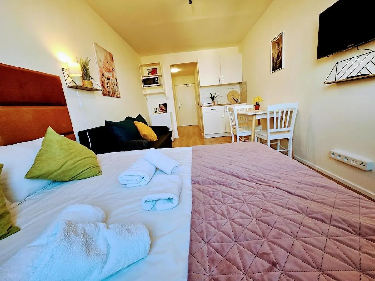 Live-Inn Prague Cozy Suite For 1-4 Guests, 20 Mins To Center, Lift, Gym, Reception, Parking, Roof Terrace, Game & Party Apartment