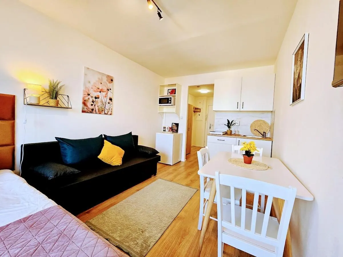 Live-Inn Prague Cozy Suite For 1-4 Guests, 20 Mins To Center, Lift, Gym, Reception, Parking, Roof Terrace, Game & Party Czech Republic