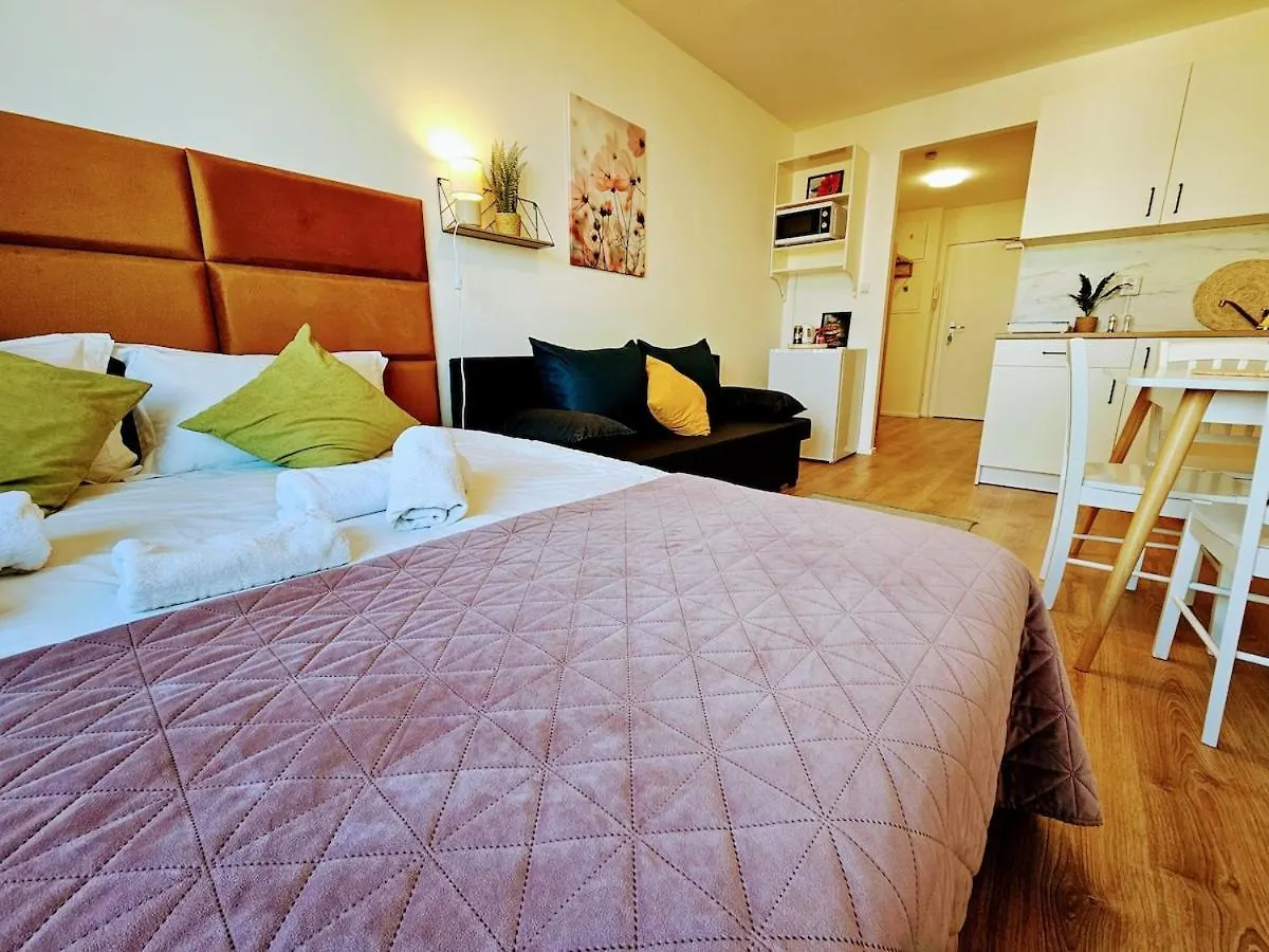 Live-Inn Prague Cozy Suite For 1-4 Guests, 20 Mins To Center, Lift, Gym, Reception, Parking, Roof Terrace, Game & Party 0*,  Czech Republic