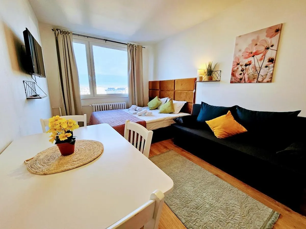 Live-Inn Prague Cozy Suite For 1-4 Guests, 20 Mins To Center, Lift, Gym, Reception, Parking, Roof Terrace, Game & Party