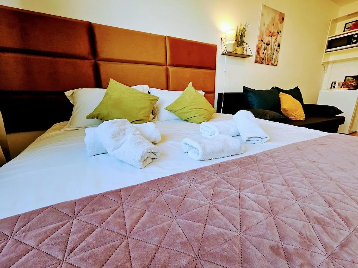 Apartment Live-Inn Prague Cozy Suite For 1-4 Guests, 20 Mins To Center, Lift, Gym, Reception, Parking, Roof Terrace, Game & Party