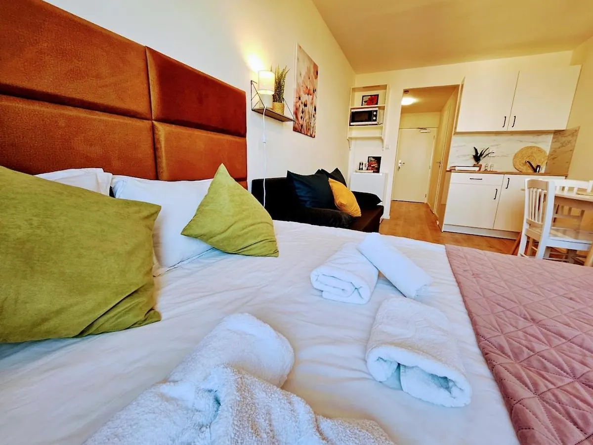 Live-Inn Prague Cozy Suite For 1-4 Guests, 20 Mins To Center, Lift, Gym, Reception, Parking, Roof Terrace, Game & Party Apartment