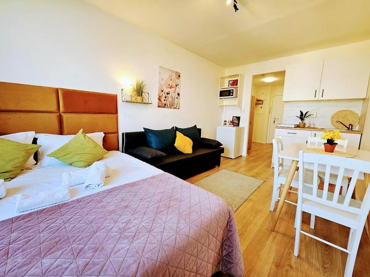 Live-Inn Prague Cozy Suite For 1-4 Guests, 20 Mins To Center, Lift, Gym, Reception, Parking, Roof Terrace, Game & Party